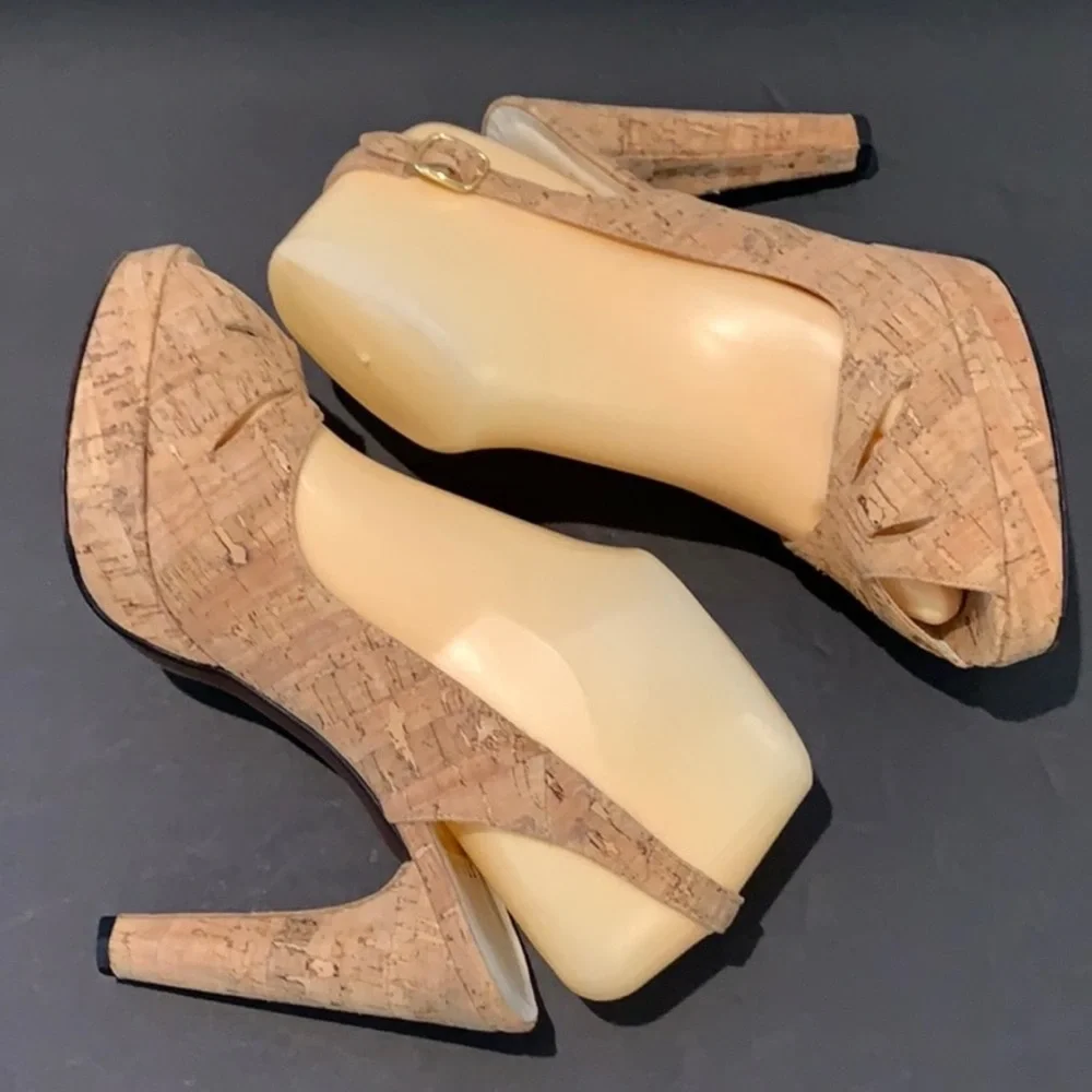 Authentic Stuart Weitzman nude heels sandals 7.5